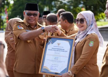 Pj Gubernur serahkan Penghargaan Award 2025 untuk Pimpinan OPD di Maluku Utara
