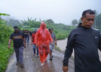 Wali Kota Tidore Turun Langsung Tinjau Kondisi Jalan dan Sungai Terdampak Banjir di Dusun Toe