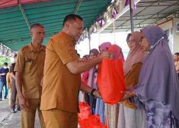 Wali Kota Tidore Resmi Serahkan Bansos Bapok Gratis ke 1.036 Penerima di Kecamatan Tidore Utara