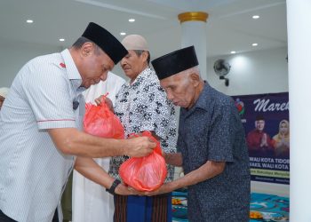 Walikota Beserta Ketua TP-PPK Menyerahkan Paket Sembako Di Mareku Berbagi