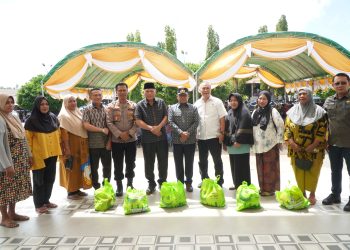 Wakil Gubernur Malut Pantau Penjualan 1000 Paket Sembako Murah Di Morotai