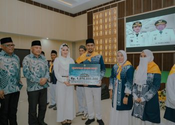 Gubernur Sherly Tersenyum Haru Saat Disalami Jamaah Pada Pelepasan 1.076 JCH Malut 2025