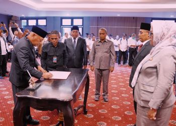 Sarbin Sehe Lantik 15 Pejabat Administrator di Lingkup Pemprov Malut