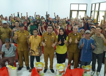 Pemkot Tidore Kepulauan Kembali Menyerahkan Bantuan Pangan Gratis di Dua Kecmatan di Wilayah Oba