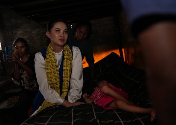 Komitmen Wujudkan Malut Sehat, Serly Tjoanda Kunjungi Rumah Anak Stunting di Tabobo
