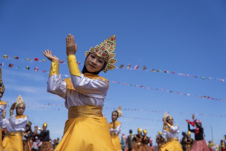 Pelaksanaan Tari yang dilakukan oleh Ratusan Anak Ob dalam rangkaian acara Festival Hari Anak 2025 di Pulau Obi