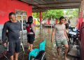 Personel Polresta Tidore Sigap Membantu Warga yang Terkena Dampak Banjir di Tuguwaji