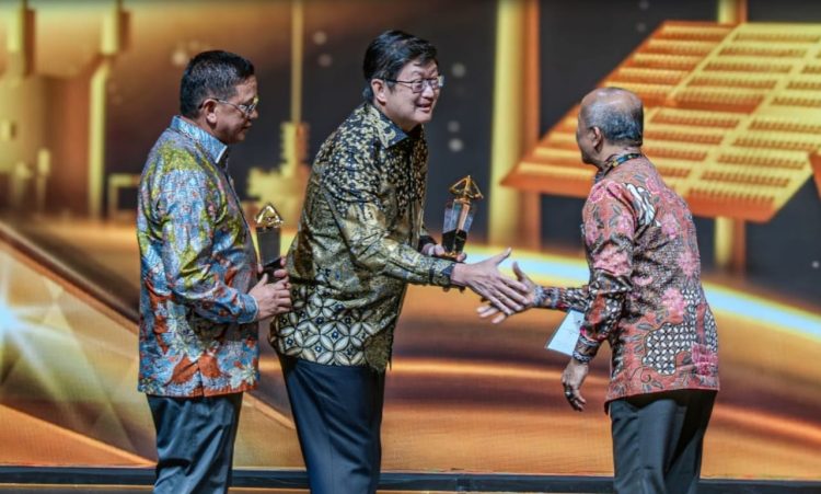 Direktur Utama Harita Nickel Roy Arman Arfandy bersama Komisaris Utama Harita Nickel Donald J Hermanus menerima Penghargaan Subroto 2025 dari Kementerian Energi dan Sumber Daya Mineral, diwakili oleh Kepala Badan Geologi, Dr.Ir.Muhammad Wafid A.N.,M.Sc pada Jumat 24 Oktober 2025 malam di Jakarta.