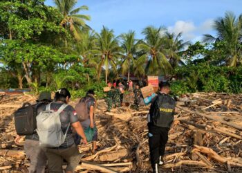Polri Hadir di Tengah Bencana, Personel Gabungan Siaga Bantu Warga Loloda Utara