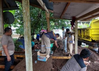 Personel Polri Bersama Warga Bersihkan Permukiman Pascabanjir di Desa Taboso