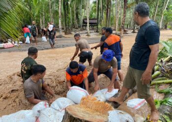 Banjir Susulan Terjang Doitia, Polres Halut Bangun Tanggul Darurat Bersama Warga