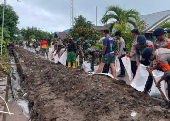 Air Sungai Meluap, Polisi dan Warga Gotong Royong Cegah Banjir di Loloda Utara