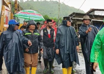 Turun ke Lokasi Banjir Halbar, Wagub Sarbin Sehe Pastikan Warga Tak Kekurangan
