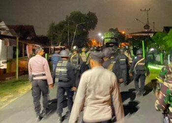 Ratusan Aparat Turun, Bentrokan Kira–Duma Dikendalikan, Dua Warga Diamankan