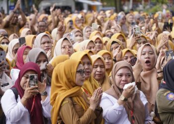 Menolak Dirumahkan, Ribuan PPPK dan Paruh Waktu Unjuk Rasa di Kantor Walikota